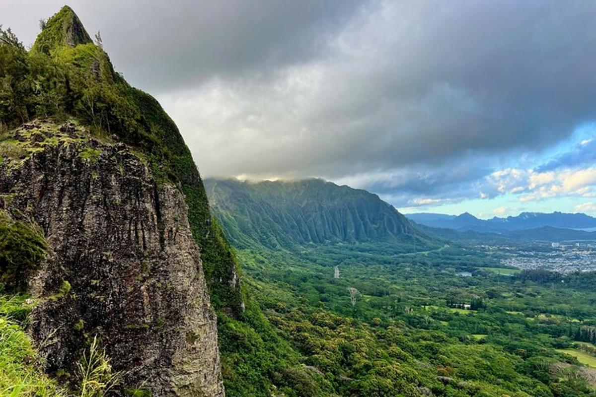 Una vista de un valle verde desde una montaña