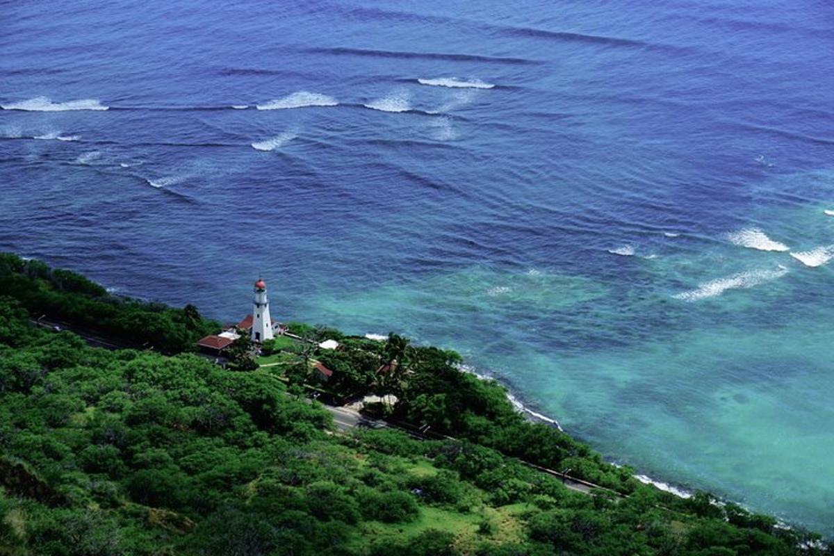 sebuah rumah api di atas bukit berhampiran lautan