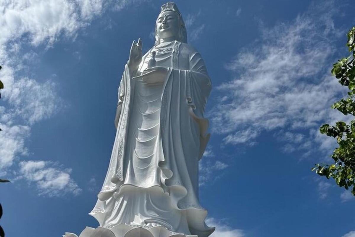 una gran estàtua davant d'un cel blau