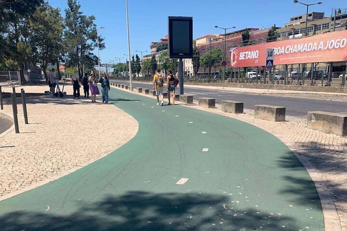 un gruppo di persone che camminano per strada