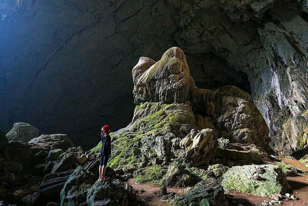 seseorang yang berdiri di atas beberapa batu di dalam gua