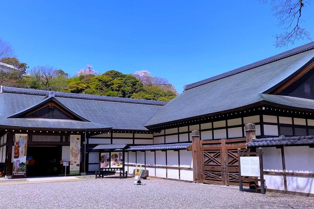 黒い屋根の白黒の建物