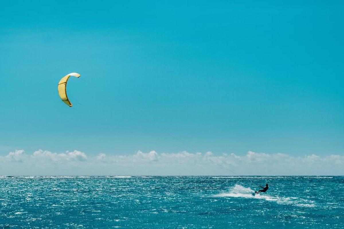 uma pessoa está praticando kitesurf no oceano