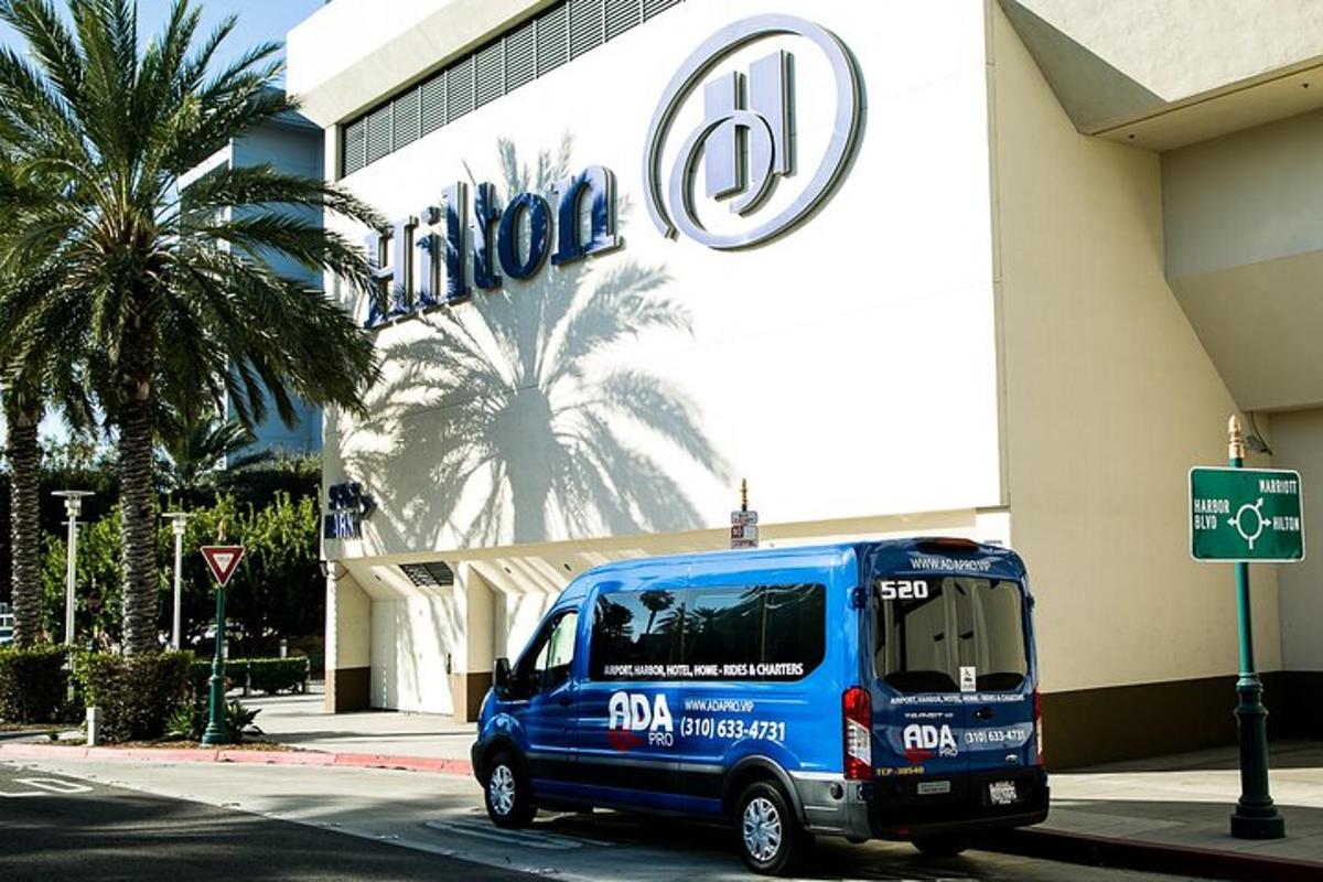 un furgone blu parcheggiato davanti a un edificio