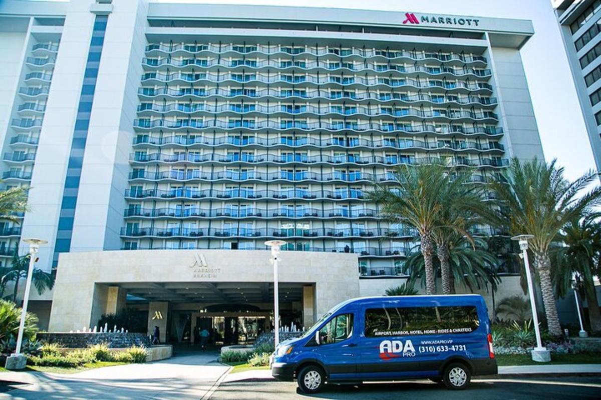un furgone blu parcheggiato davanti a un grande edificio