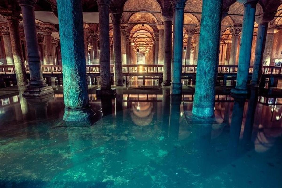 una stanza con colonne e acqua in un edificio