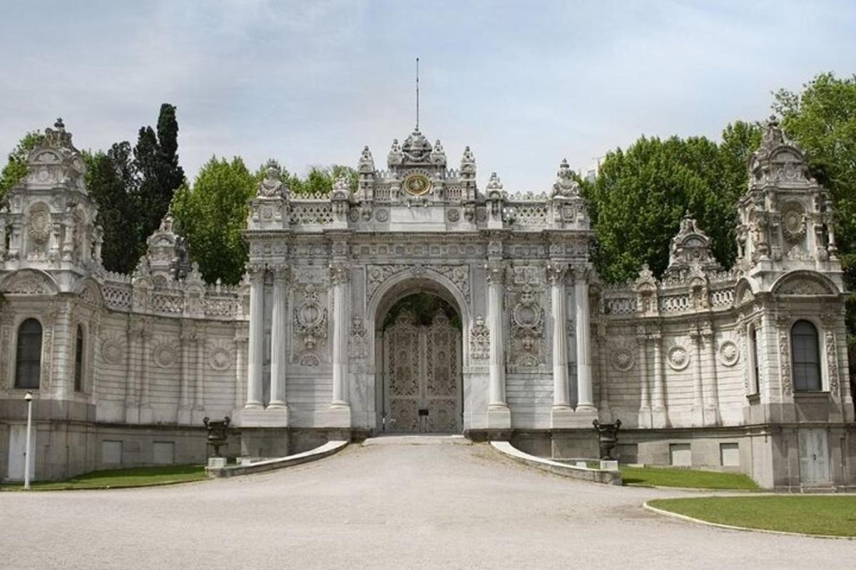 Un gran edificio blanco con una gran puerta.