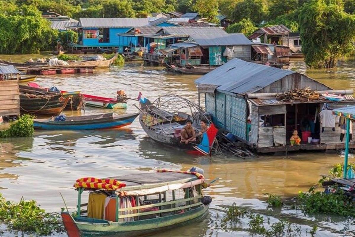 một nhóm nhà và thuyền trên sông