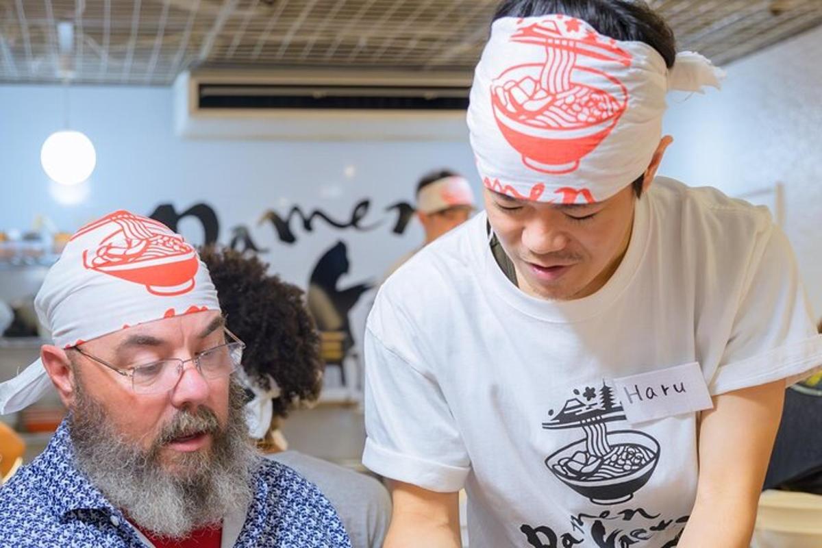 mees, kellel on peas bandana, ja mees, kellel on mees