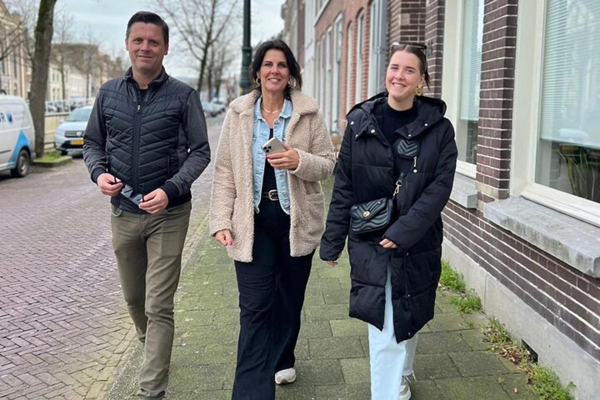 un gruppo di persone che camminano per strada