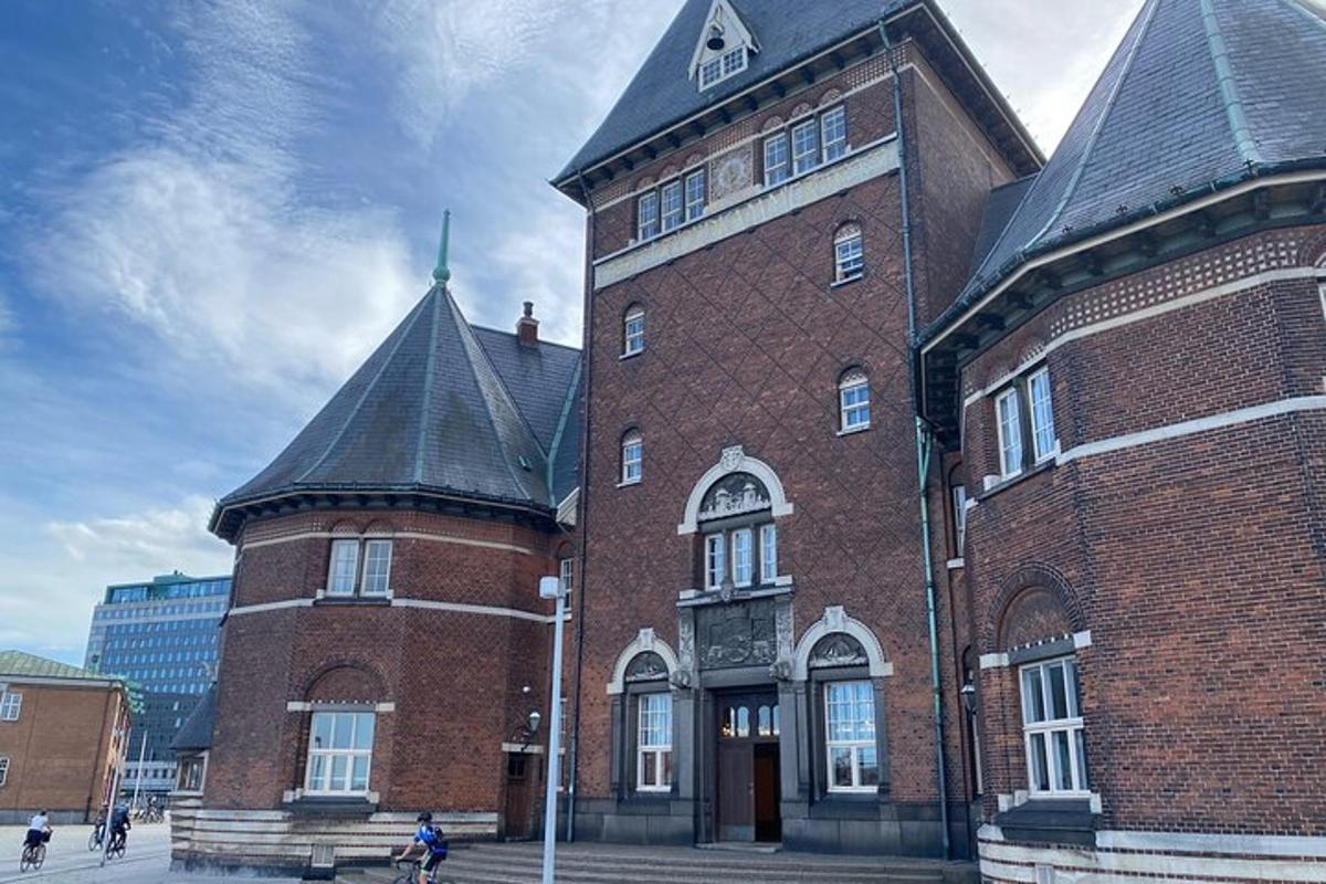 un grande edificio in mattoni con un tetto nero