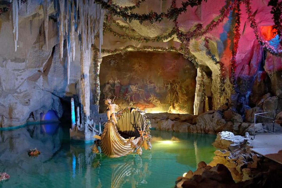 una stanza con una zebra nell'acqua in una grotta
