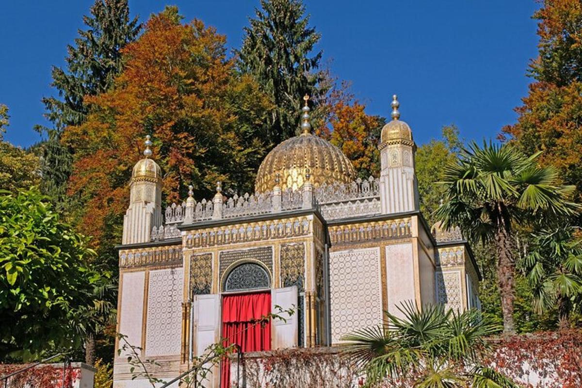un grande edificio con una porta rossa e alberi