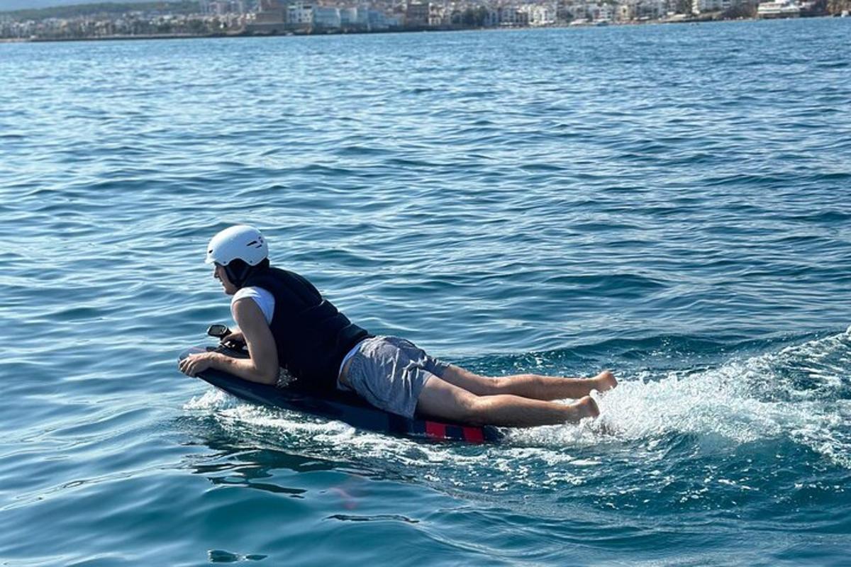 мужчина сидит на доске для серфинга в воде