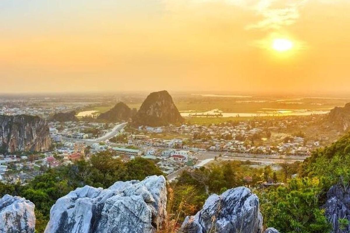 una vista di una città da una montagna con rocce