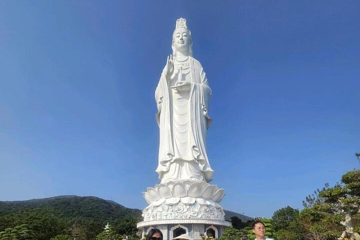 un uomo in piedi davanti a una statua