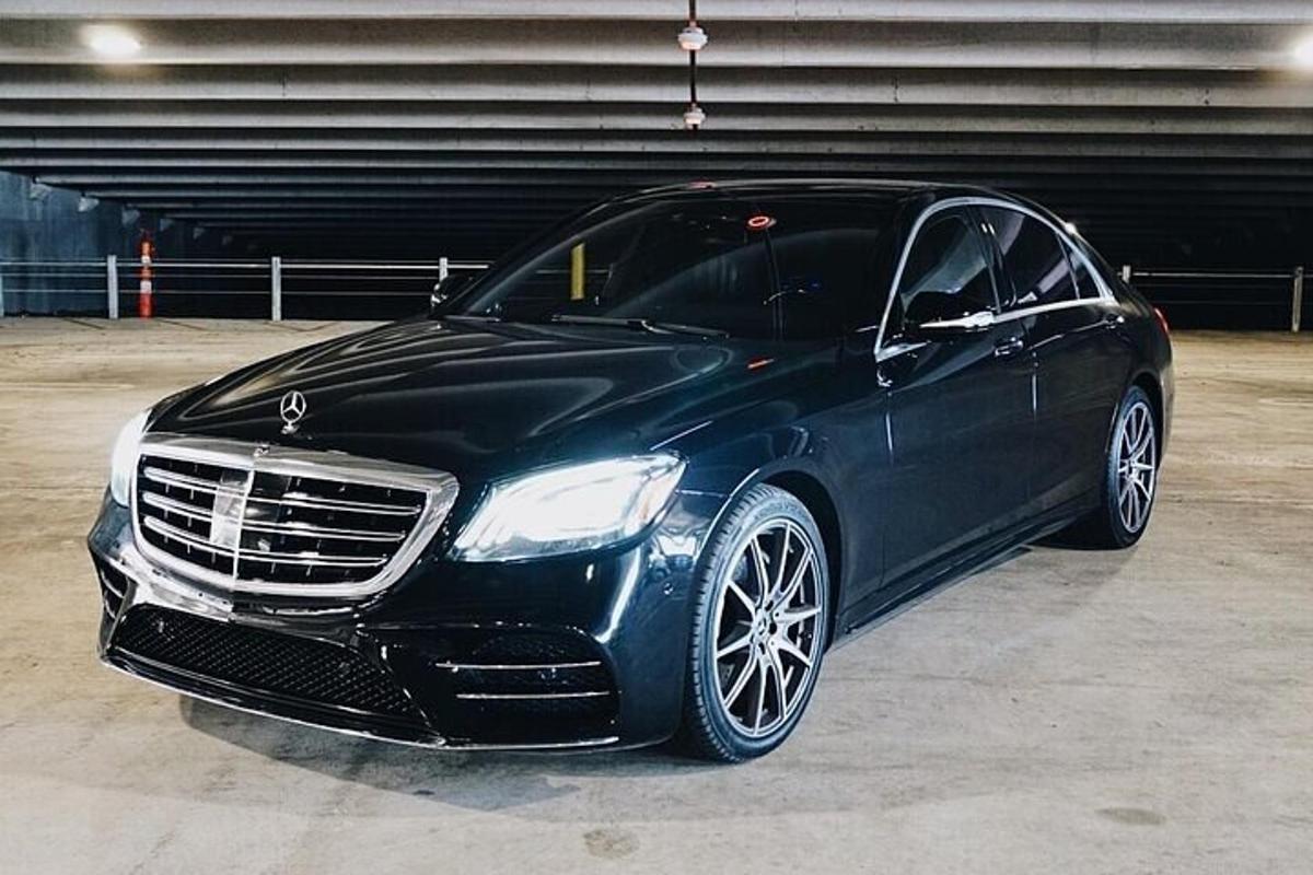 um carro preto estacionado em uma garagem