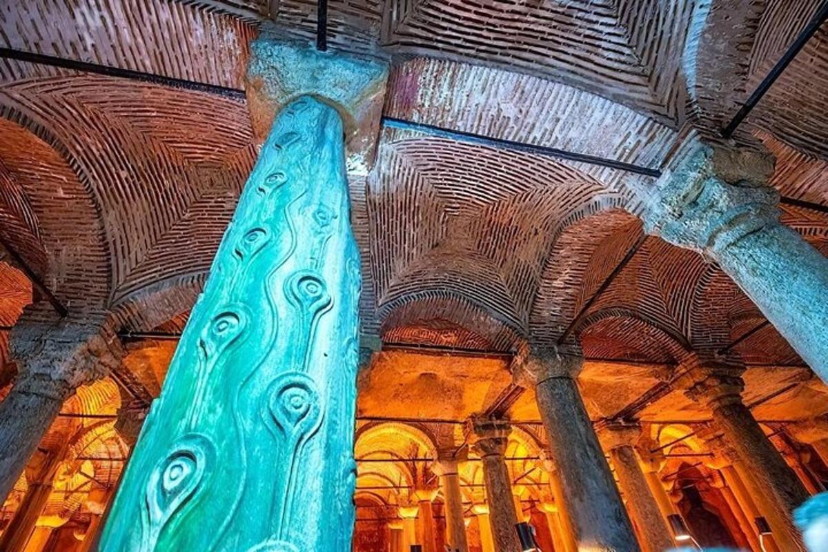 una gran escultura blava al sostre d'un edifici