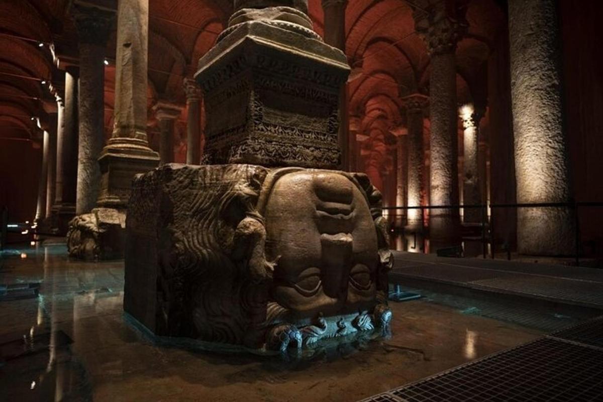 una estàtua de pedra en una habitació d'un edifici
