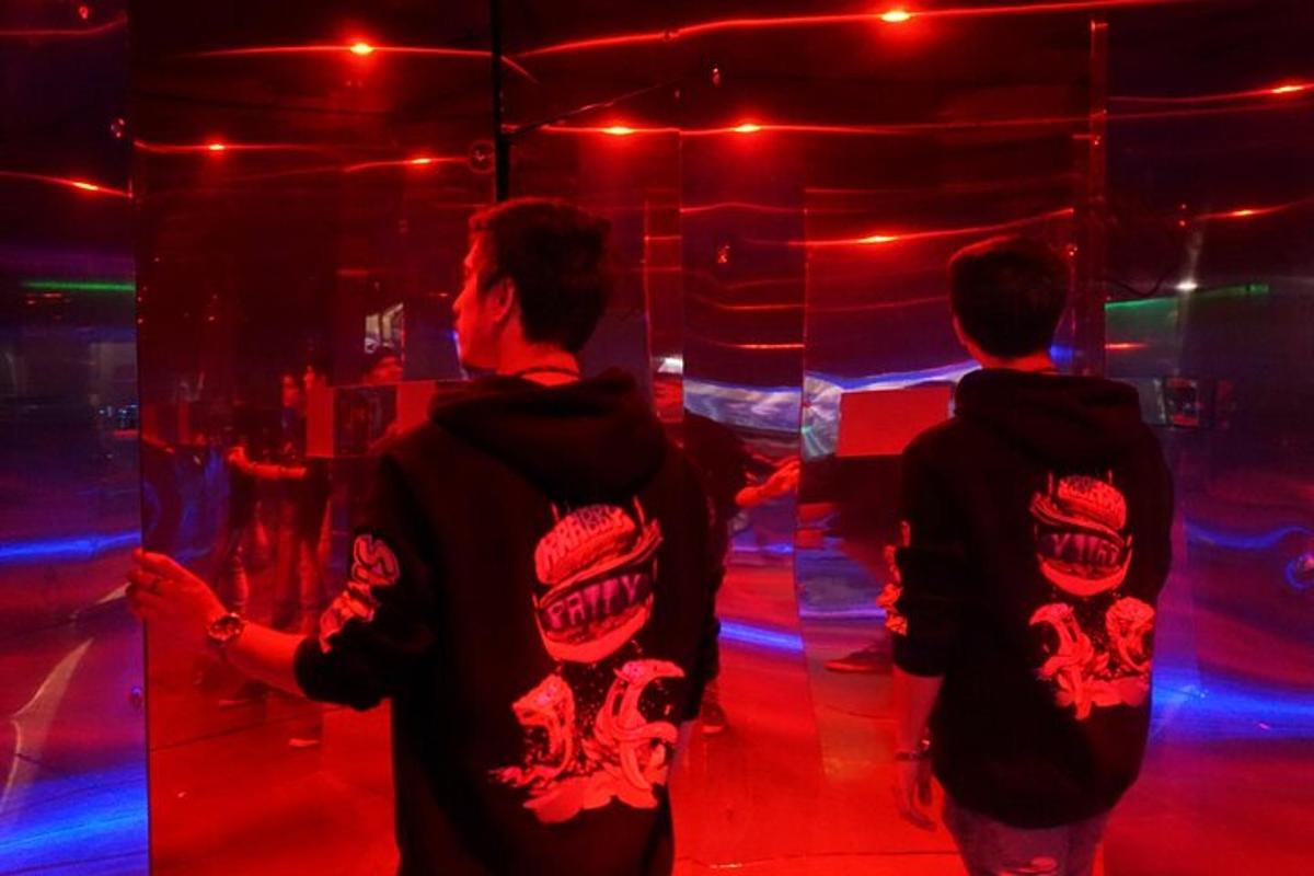 Dos personas de pie en una habitación con luces rojas y azules.