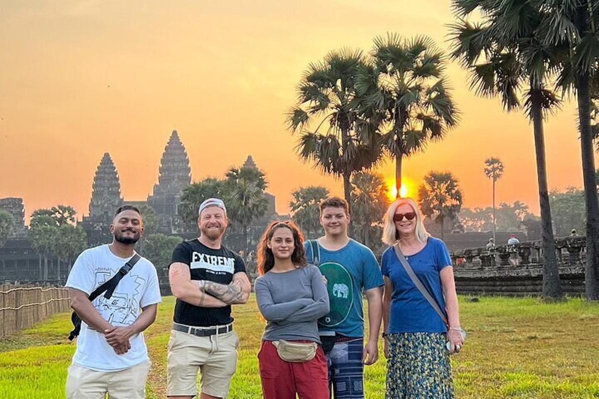 un grup de oameni care stau în fața unui templu