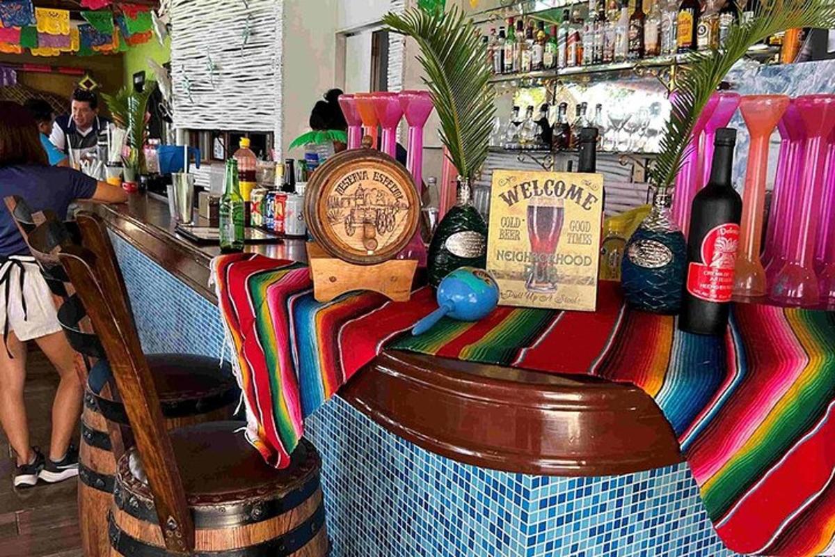 bar s barevnou pracovní deskou a barmanem