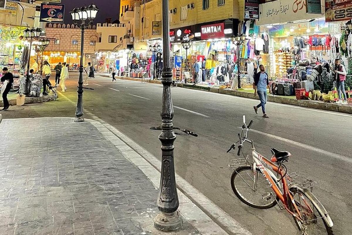 uma bicicleta estacionada ao lado de um poste de luz na rua