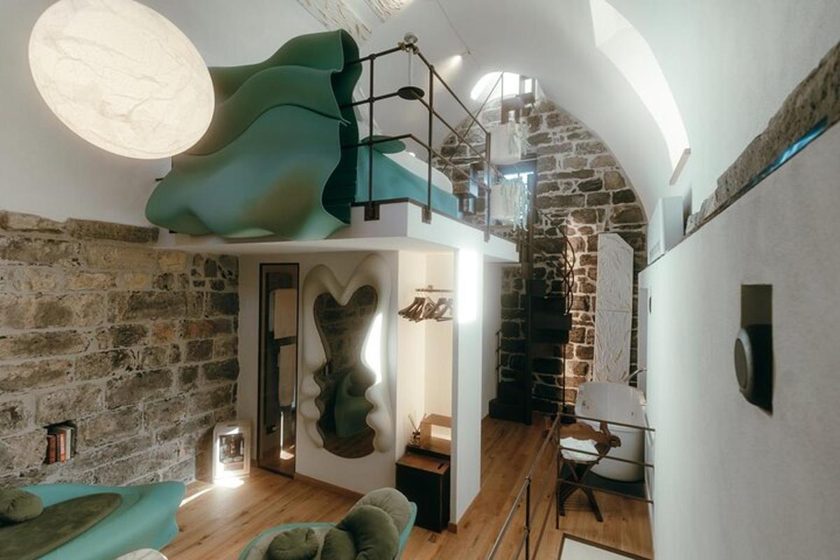 ein Wohnzimmer mit einer Treppe und einer Ziegelwand