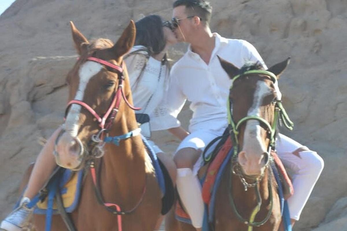 un hombre y una mujer montando a caballo