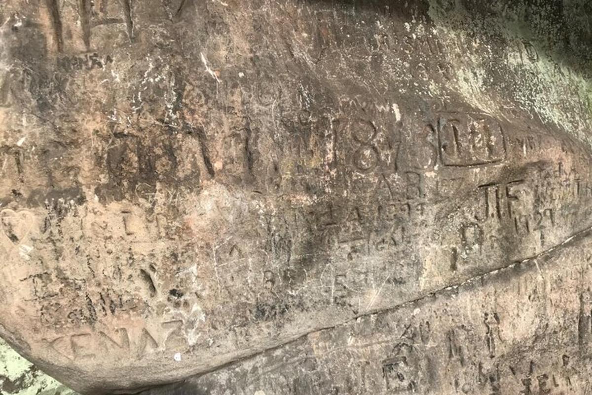 un primo piano di una roccia con una scritta sopra