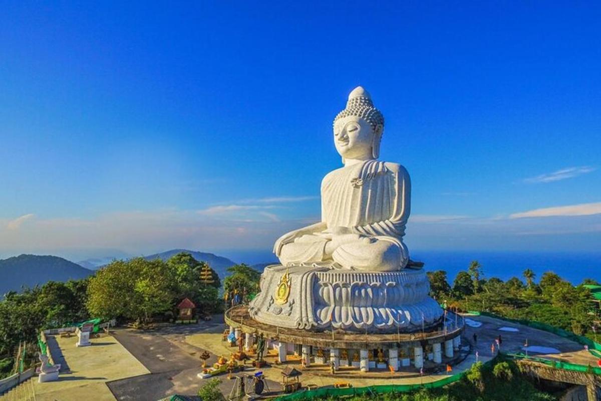 patung besar buddha di taman