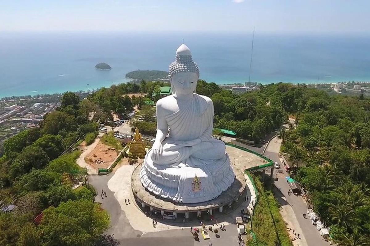 egy hatalmas buddha-szobor légi felvétele