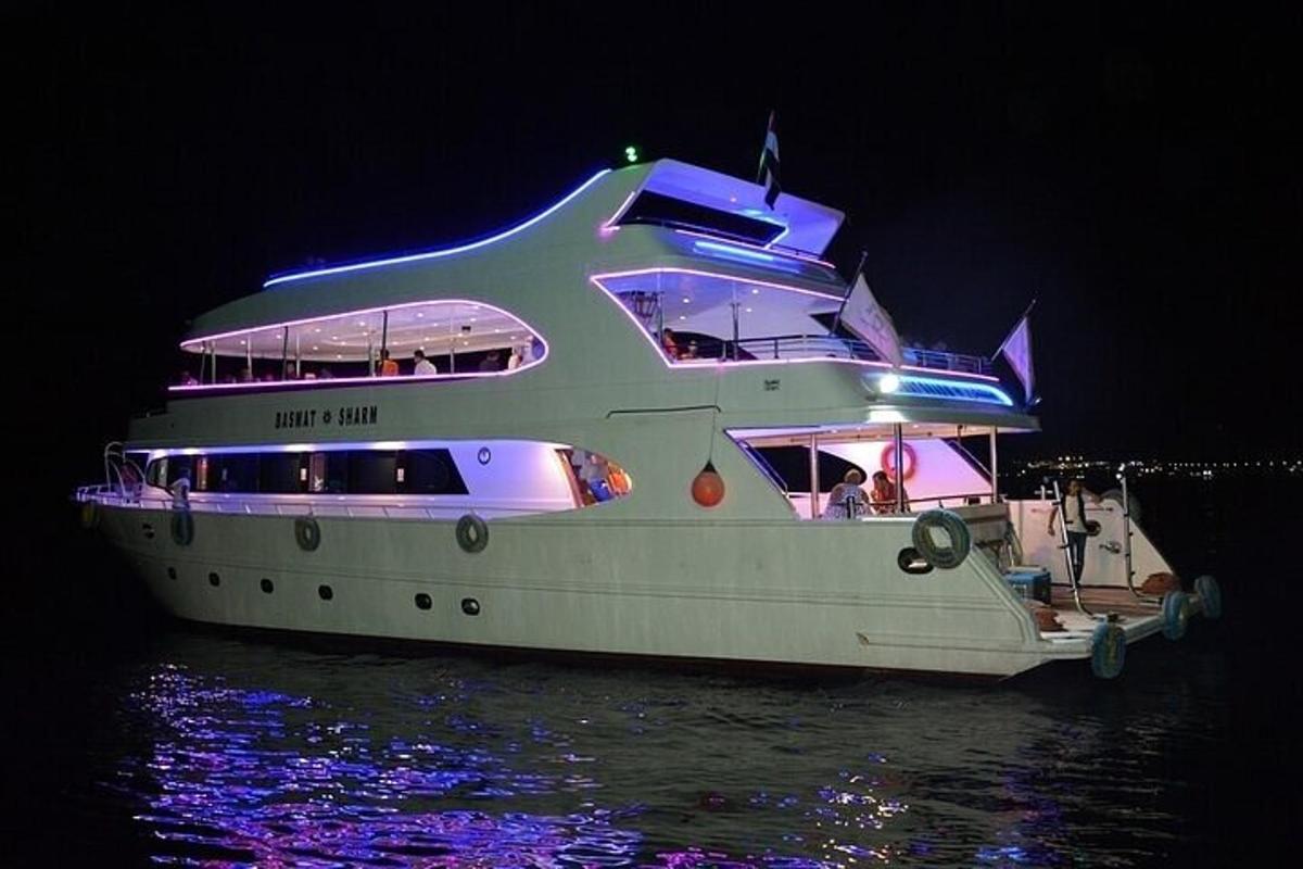 um grande barco parado na água à noite