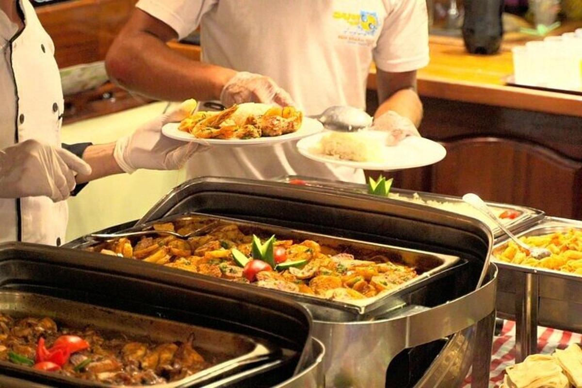 um grupo de pessoas segurando pratos de comida em um bufê
