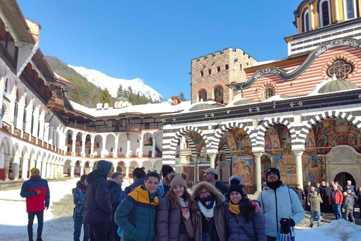 un gruppo di persone in piedi davanti a un edificio