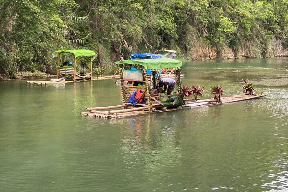 dua bot di sungai dengan orang ramai di atasnya