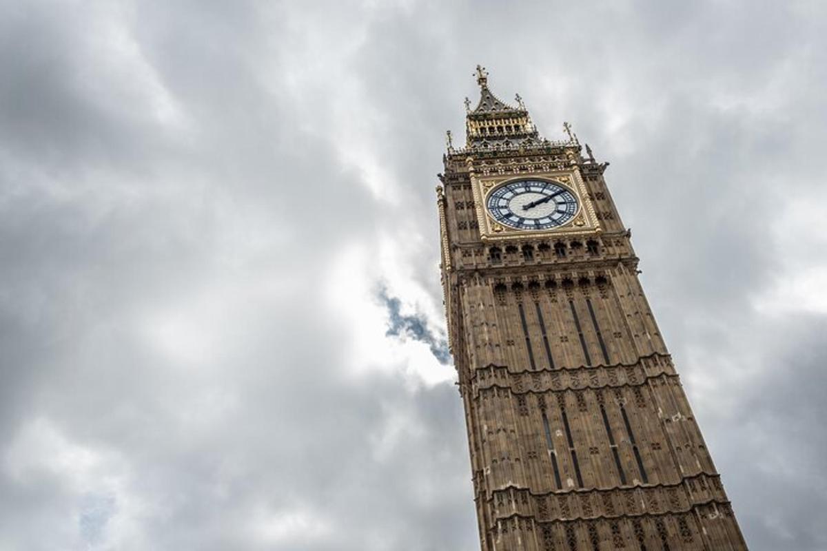 một tòa tháp cao với một chiếc đồng hồ trên đỉnh tháp big ben
