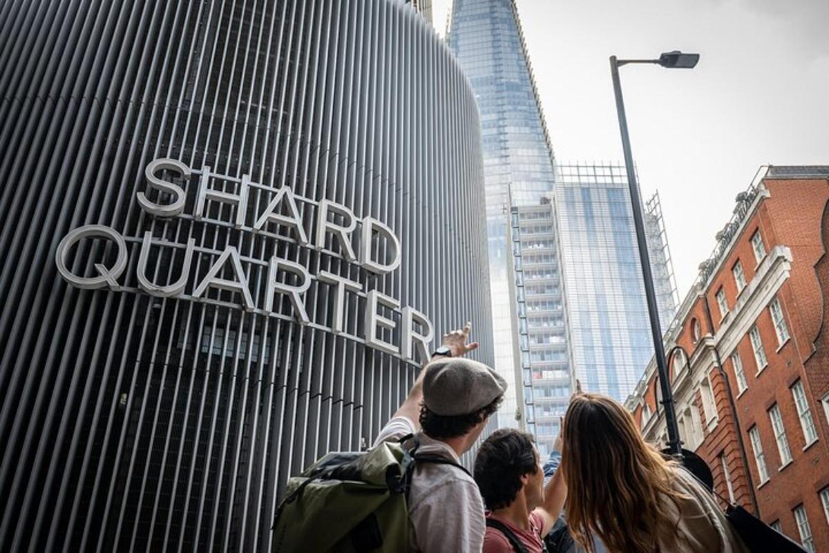 um grupo de pessoas em pé em frente ao shard quattro