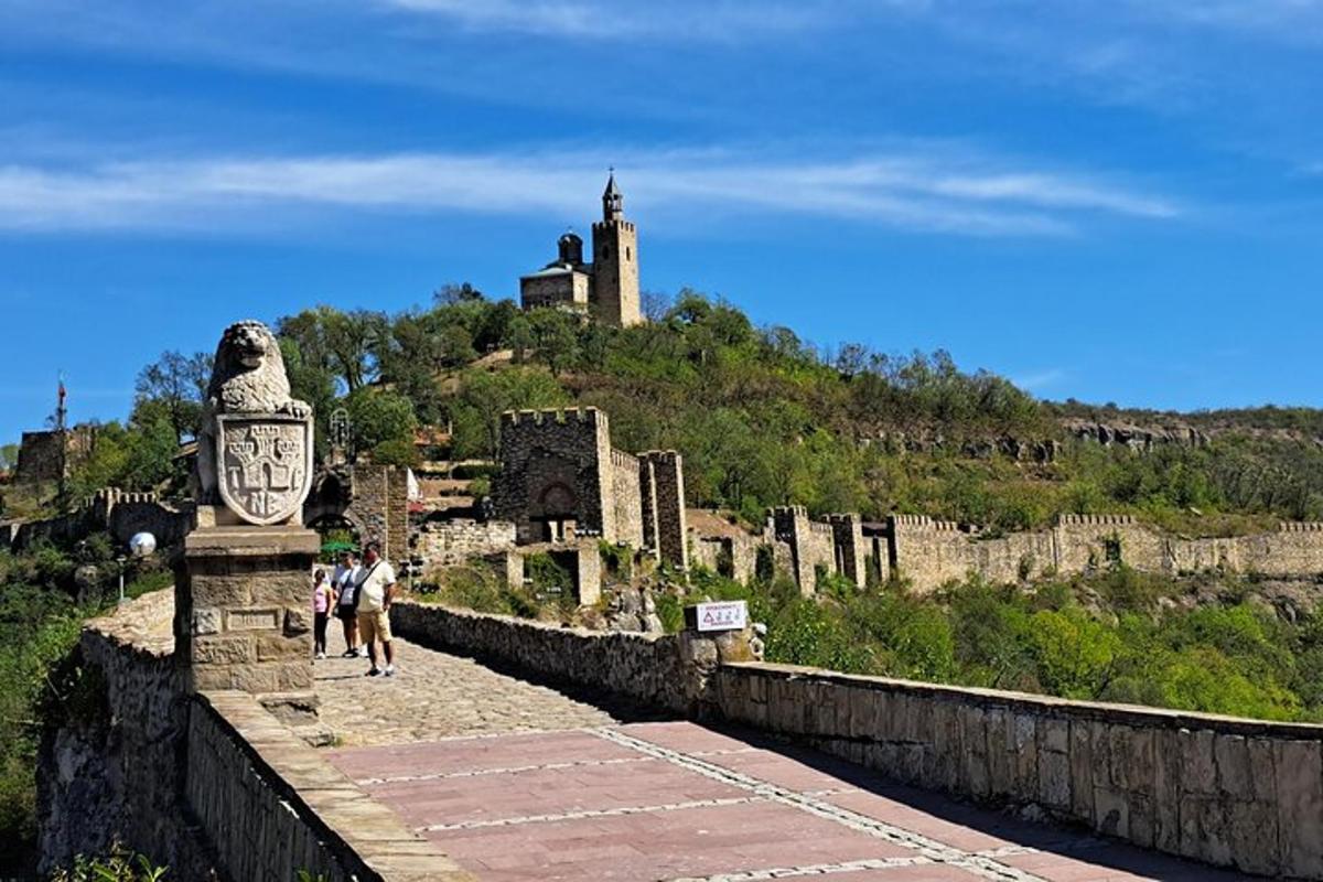 due persone che camminano su un ponte con un castello sullo sfondo