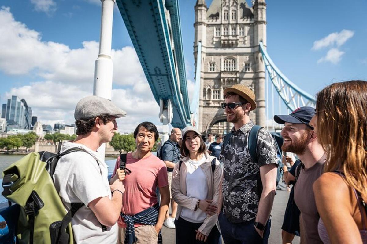 un gruppo di persone in piedi davanti al Tower Bridge