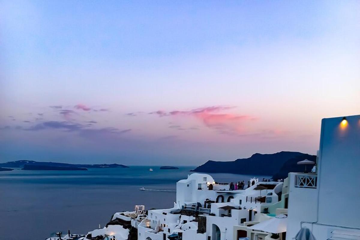 Ηλιοβασίλεμα πάνω από τον ωκεανό με λευκά κτίρια