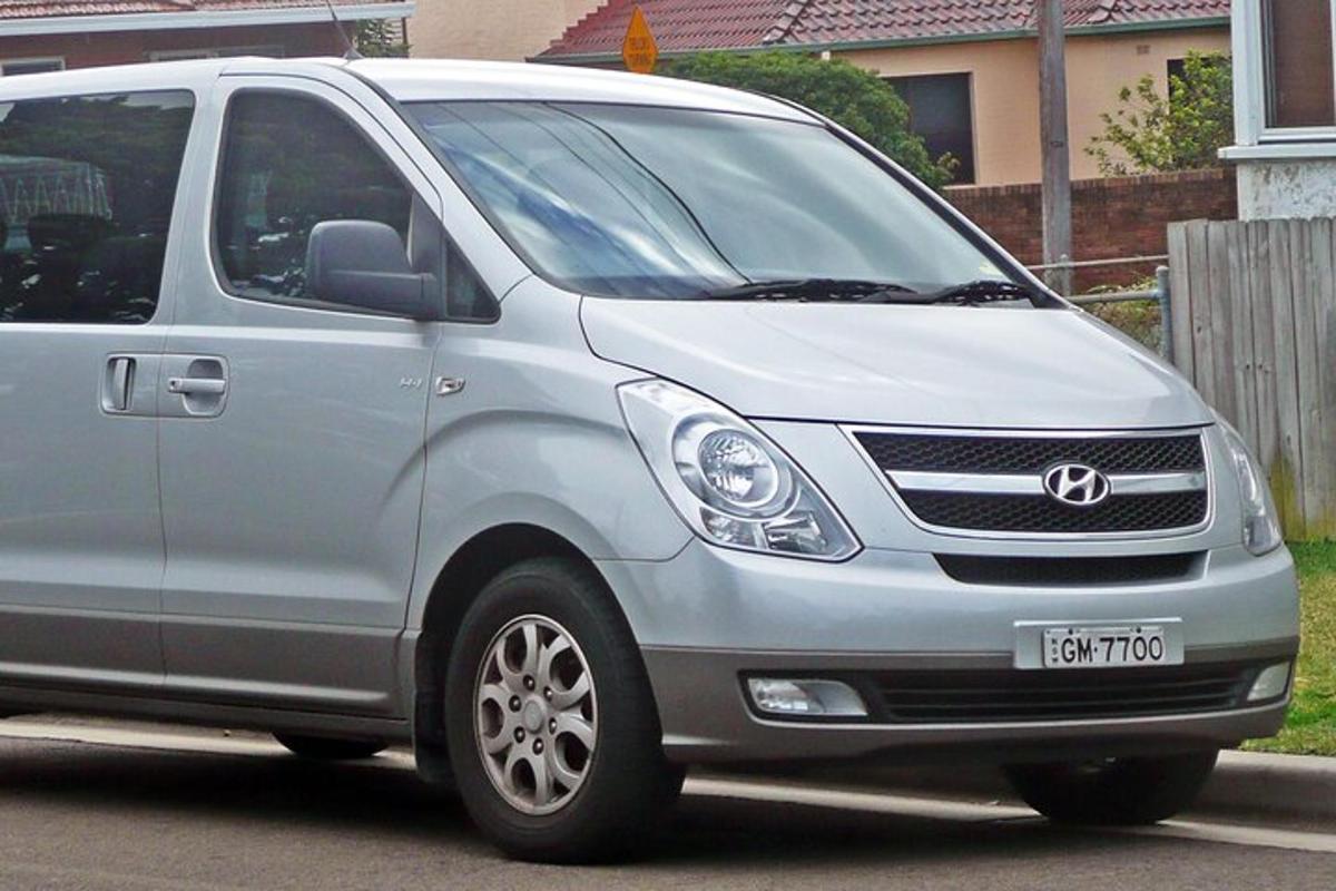 hopeinen pakettiauto on pysäköity kadulle