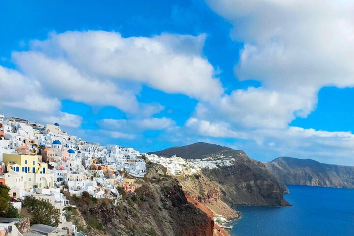 μια ομάδα λευκών κτιρίων σε έναν απότομο βράχο δίπλα στο νερό