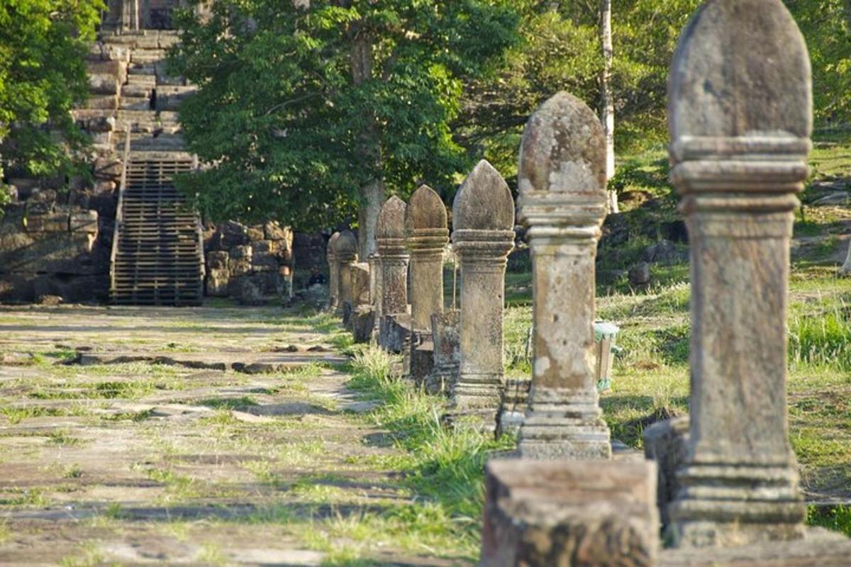 eine Reihe von Grabsteinen auf einem alten Friedhof