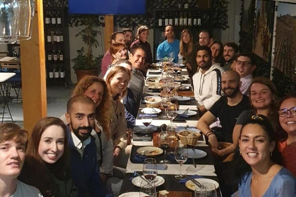 skupina lidí sedících u dlouhého stolu
