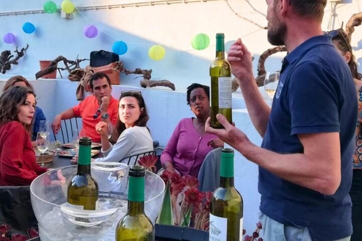 човек који држи боцу вина
