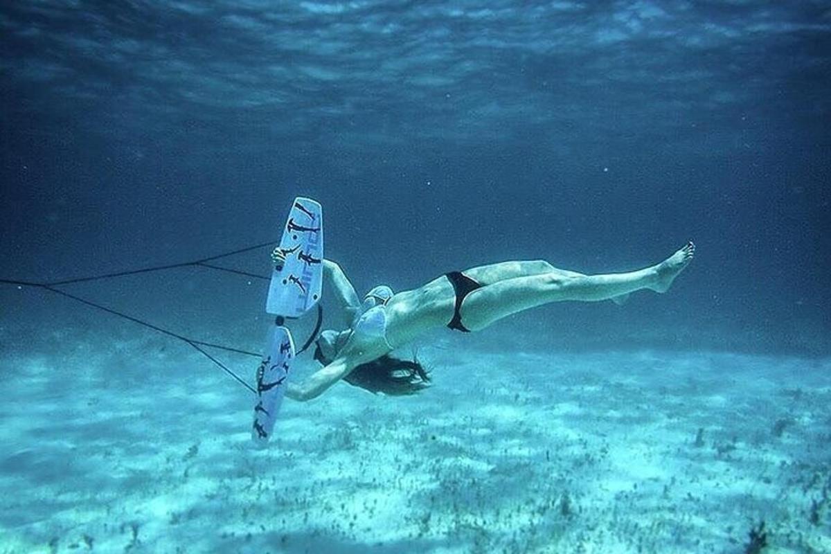 oseba, ki plava v oceanu z desko za surfanje