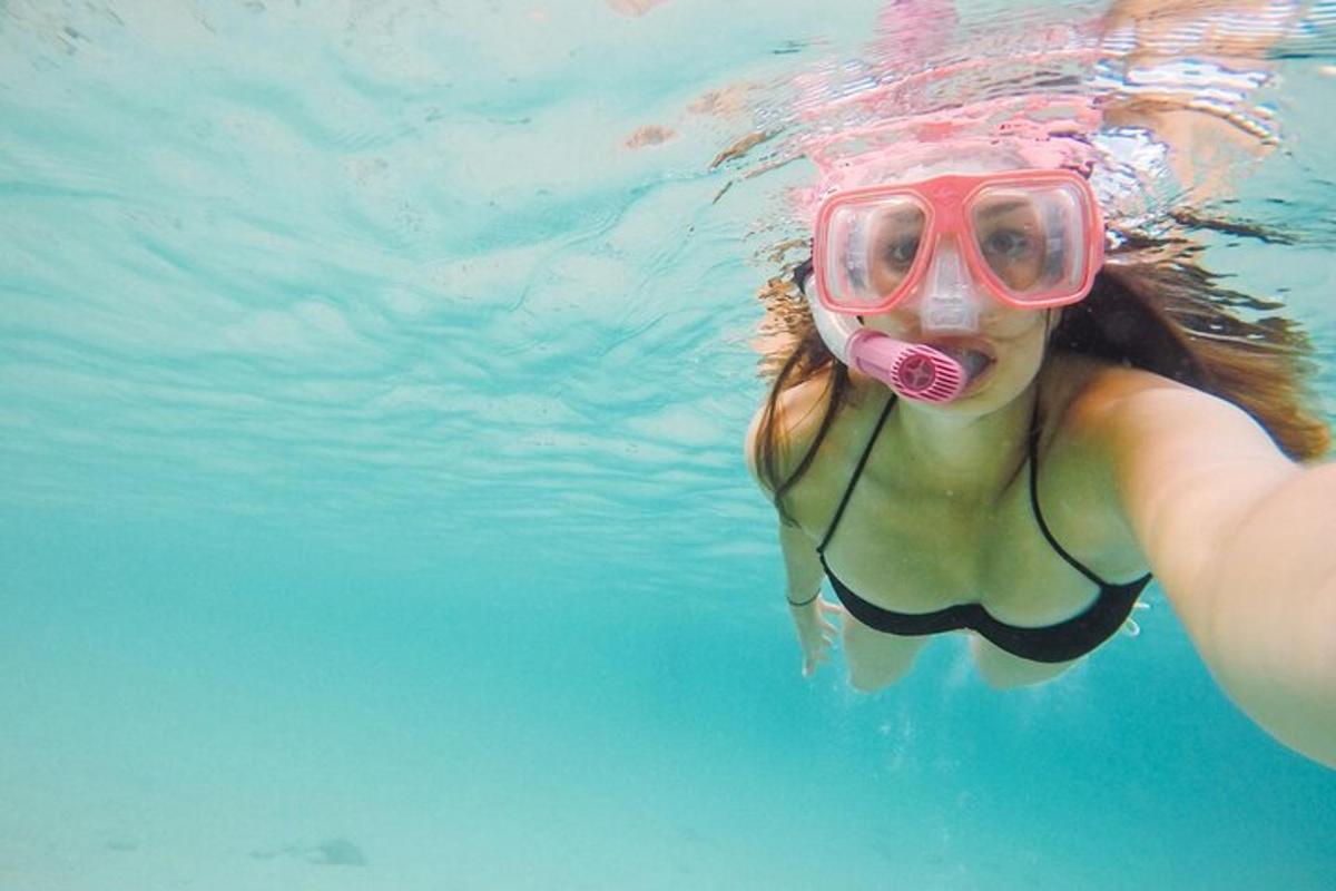 kona með snorkel og grímu í vatninu