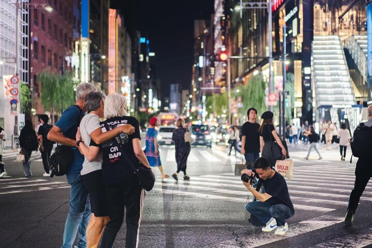 번화한 도심 거리에서 포옹하는 사람들
