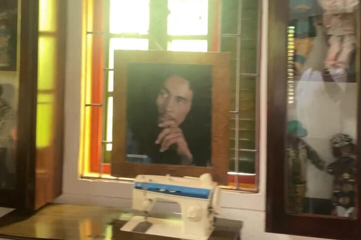 fotografie muže na obrázku v okně
